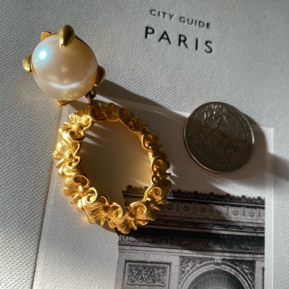 Givenchy gold tone and faux Pearl vintage clip on single earring - Picture 8 of 8